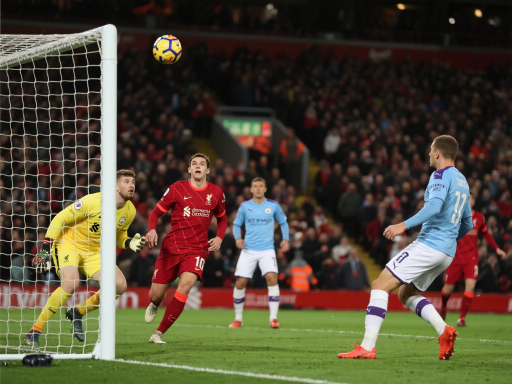 英超巅峰对决：曼城利物浦谁能问鼎之战