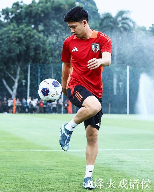 欧冠赛前利物浦公开训练,远藤航与基耶萨亮相 欧冠赛前利物浦公开训练,远藤航与基耶萨亮相