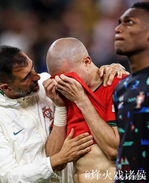 不满尽显!B费赛后用球衣擦汗,与卡塞米罗热烈交流 不满尽显!B费赛后用球衣擦汗,与卡塞米罗热烈交流